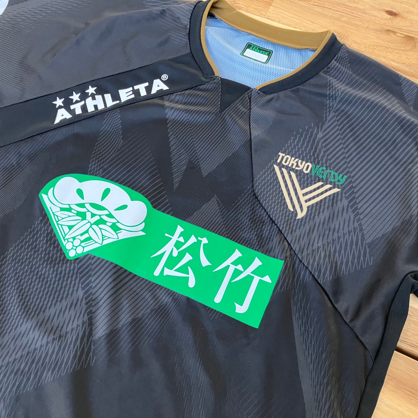 2026選手着用モデル アスレタオーセンティックプラクティスロングスリーブシャツ(BLK/GLD)